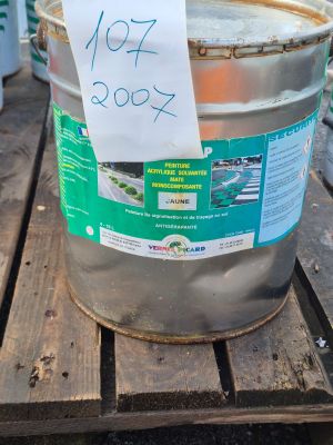 un seau en métal sur lequel est accrochée une pancarte, posé sur une palette