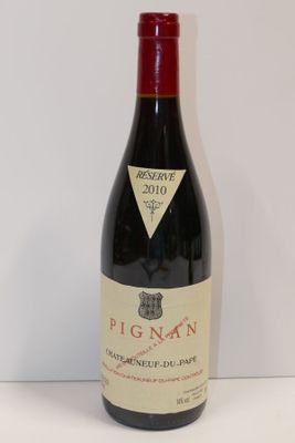 une bouteille de vin posée sur une table