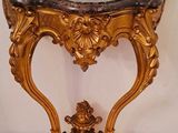une table avec un plateau en marbre dans une pièce