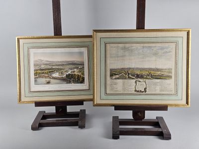 deux reproductions encadrées représentant une rivière et une ville, posées sur un chevalet en bois