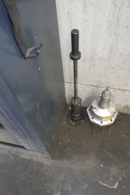 un tuyau métallique posé par terre près d'une porte