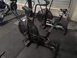 de nombreux types différents de vélos d'appartement dans une salle de sport