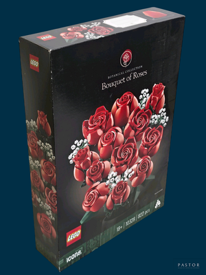 une boîte contenant un bouquet de roses rouges