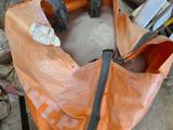 un sac orange posé par terre