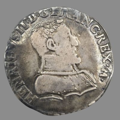 une pièce d'argent sur laquelle figure le buste d'un homme