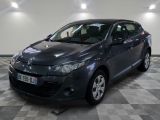 la photo d'une voiture grise garée dans un garage