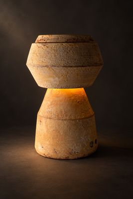 une lampe posée sur une table