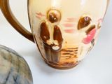une tasse à café sur laquelle est représenté un couple