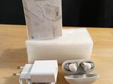 une boîte d'écouteurs et un chargeur posés sur une table