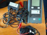 une table sur laquelle sont posés tout un tas d'appareils électroniques