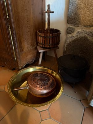 une casserole et une poêle posées sur une table dans une pièce