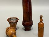 trois objets en bois posés sur une table
