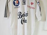 un maillot de football accroché au mur d'une pièce