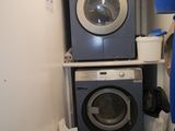 un lave-linge et un sèche-linge dans une petite pièce