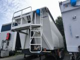 un gros camion blanc équipé d'une échelle à l'arrière