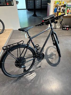 un vélo garé dans un magasin