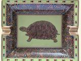 une image représentant une tortue peinte sur une assiette décorative