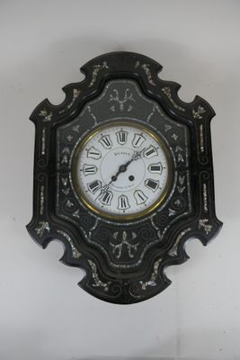 une horloge à chiffres romains accrochée au mur
