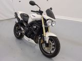 une moto blanche et noire garée dans une pièce