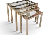 trois tables avec un plateau en verre et des pieds en métal