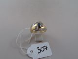une bague en or sertie d'une pierre bleue