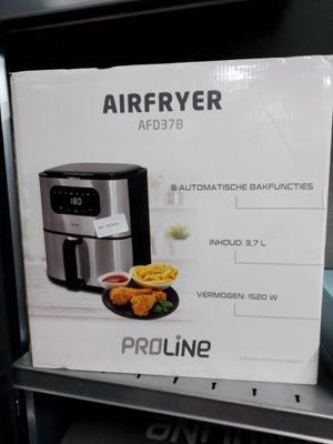 une boîte contenant une friteuse à air chaud posée sur une étagère dans un magasin
