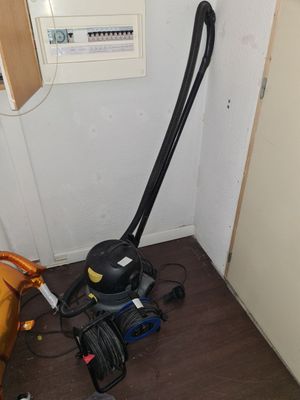 un aspirateur posé par terre dans un coin de la pièce