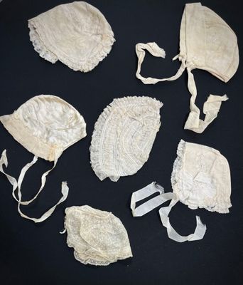 plusieurs morceaux de tissu sont disposés sur une surface noire