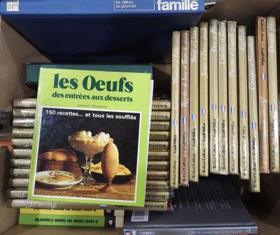 une boîte pleine de livres posée sur une table