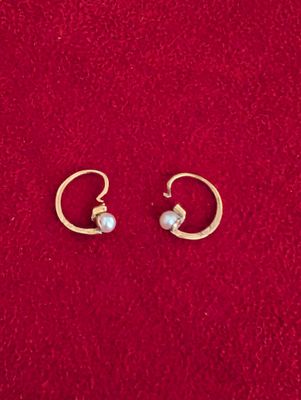 Paire de boucles d'oreille dormeuses en or jaune serties d'u…