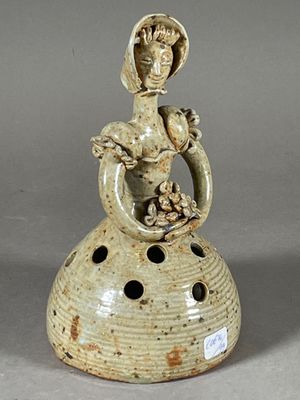 une figurine en céramique représentant une femme tenant un bébé dans ses bras