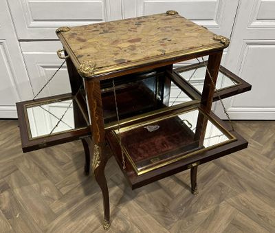 une table en bois surmontée de trois étagères en verre