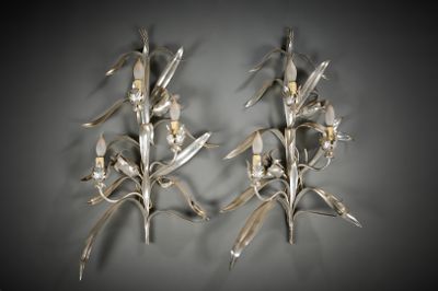 paire d'appliques murales en métal argenté ornées de fleurs et de feuilles