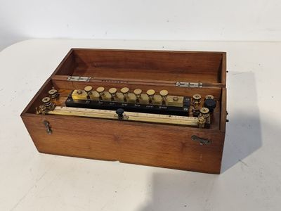 une boîte en bois contenant un instrument de musique
