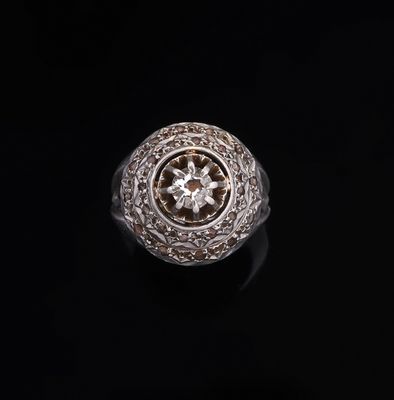 une bague en or blanc et diamants sur fond noir