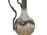 une image représentant un vase en argent et en verre sur fond blanc