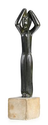 statue d'une femme se tenant la tête entre les mains