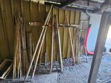 beaucoup de bâtons appuyés contre le mur
