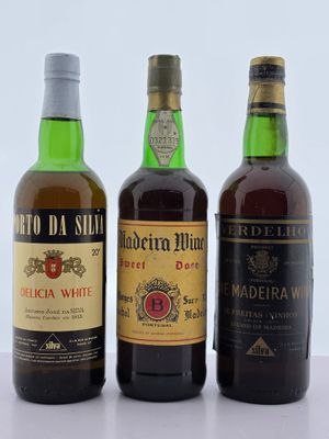 trois bouteilles de vin sont alignées sur une surface blanche