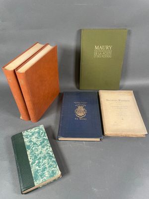 quatre livres posés les uns à côté des autres sur une table