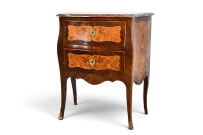 une image d'une commode en bois avec un plateau en marbre