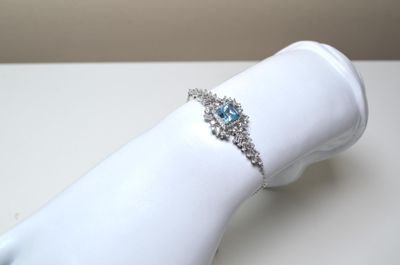 Un bracelet en argent 925 millièmes serti au centre d'une to…