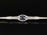 une broche en or blanc, sertie de saphirs bleus et de diamants