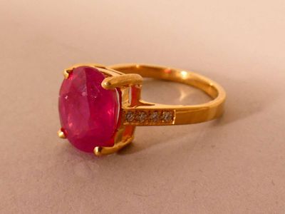 Bague en or 18 carats sertie d'un rubis de deux carats épaul…