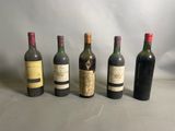 six bouteilles de vin sont alignées sur une table