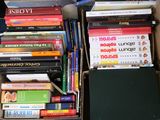 beaucoup de livres dans une boîte posée sur le sol