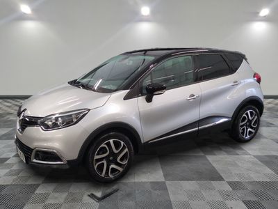 Le nouveau SUV Renault C-HR est garé dans un showroom