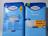 deux paquets de culottes de protection Tena empilés l'un sur l'autre