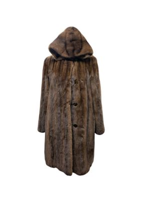 Le manteau de fourrure est marron et est muni d'une capuche.