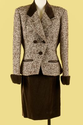 une photo d'une veste et d'une jupe pour femme sur un mannequin